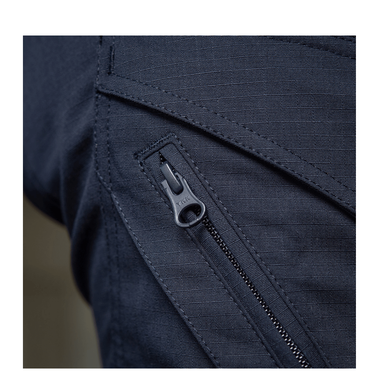 Nærbillede af lynlås på M-Tac Bukser Aggressor Dame Flex, fremhæver Teflon-impregneret design og holdbart materiale.