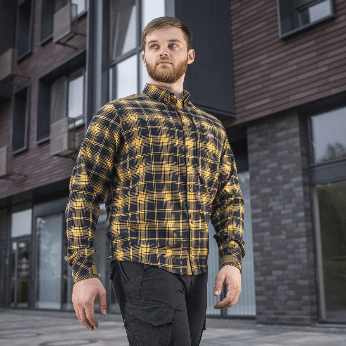M-Tac Redneck Skjorte i Navy Blue/Yellow, taktil plaid-skjorte til arbejde og fritid, udendørs bymiljø.
