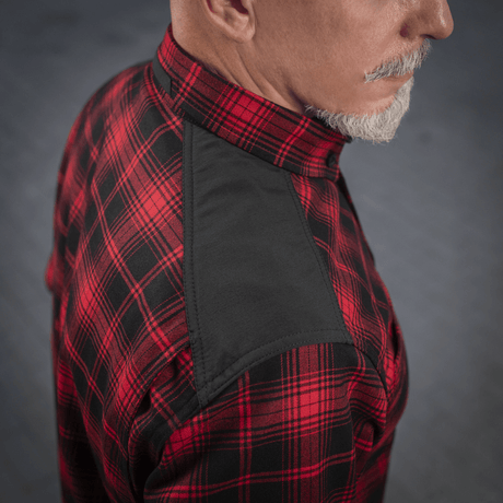 M-Tac Redneck Skjorte i rødt og sort plaid-mønster med forstærkede skuldre demonstreret på mand.