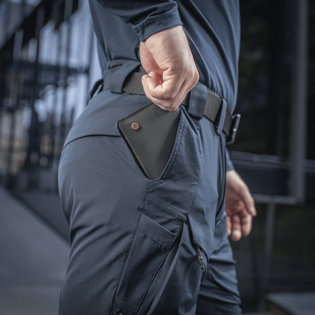 M-Tac Bukser Rubicon Flex med innovativ cargo-lomme design, vist tæt på inderlår for praktisk adgang, perfekt til træning og arbejde.