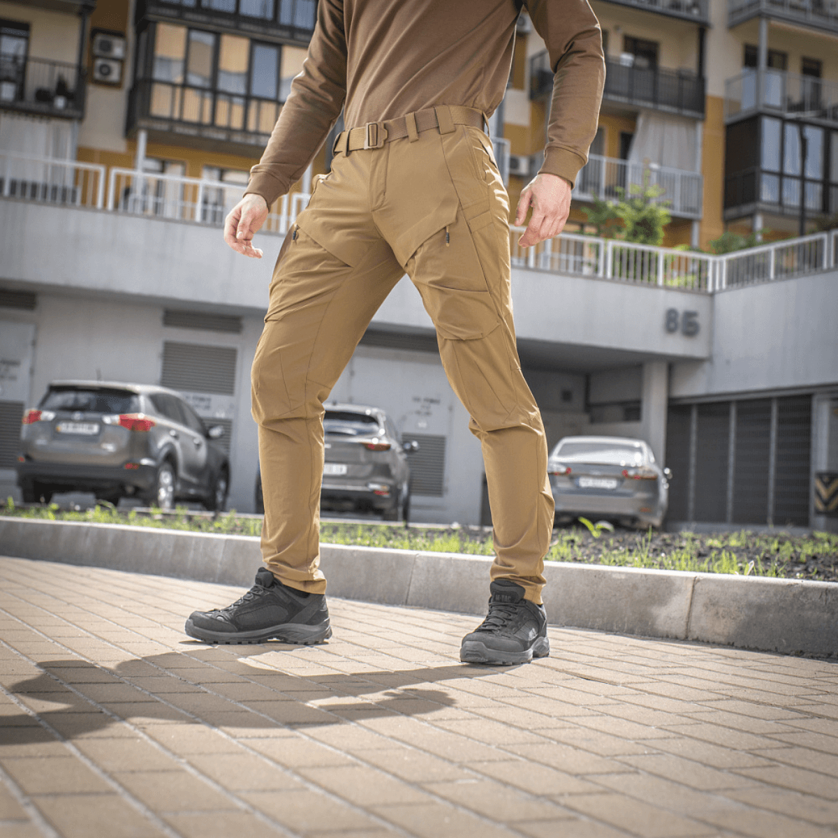 Mand iført M-Tac Bukser Rubicon Flex, komfortable og vandtætte bukser perfekte til træning og fritid, lavet af 4-Way Stretch stof.