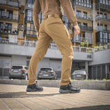 M-Tac Bukser Rubicon Flex vist i udendørs omgivelser, perfekte til træning, skydning, arbejde og fritid, med 4-Way Stretch stof.