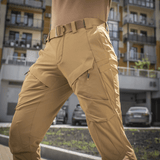 M-Tac Bukser Rubicon Flex med innovativ cargo-lomme og 4-Way Stretch stof, perfekt til træning og udendørsaktiviteter, set i bymiljø.