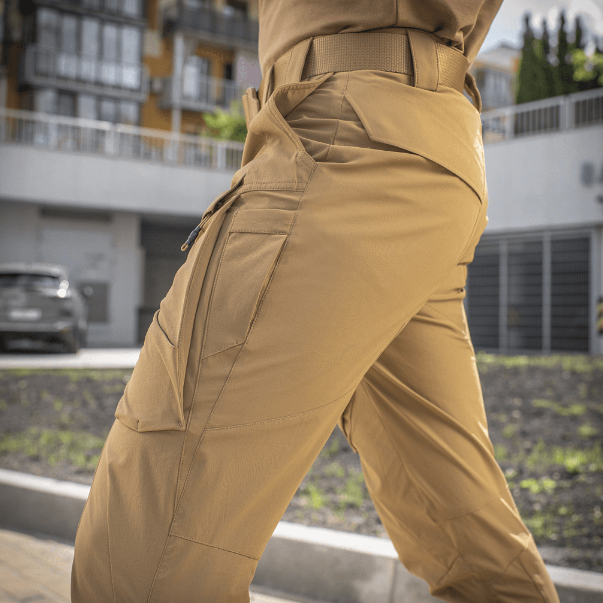 M-Tac Bukser Rubicon Flex bukser i brug, fremhæver fleksibilitet og cargo-lommer, ideelle til træning og udendørs aktiviteter.