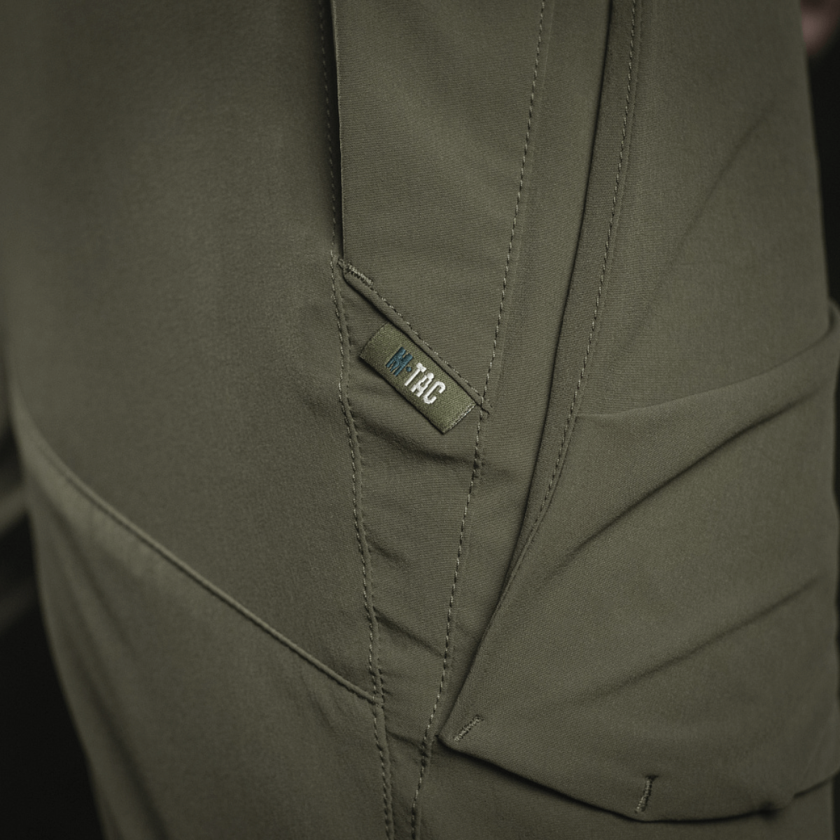 Nærbillede af M-Tac Bukser Rubicon Flex med innovativ cargo-lomme i ergonomisk design og fleksibelt, vandtæt 4-Way Stretch stof.