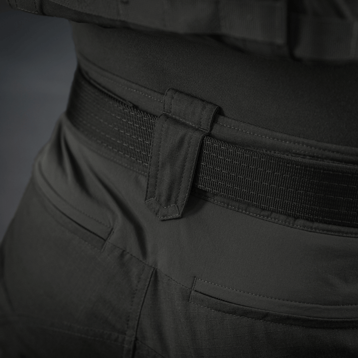 Nærbillede af M-Tac Bukser STURM NyCo Extreme Gen.II i sort med fleksibel talje og forstærket bæltestrop til taktisk anvendelse.