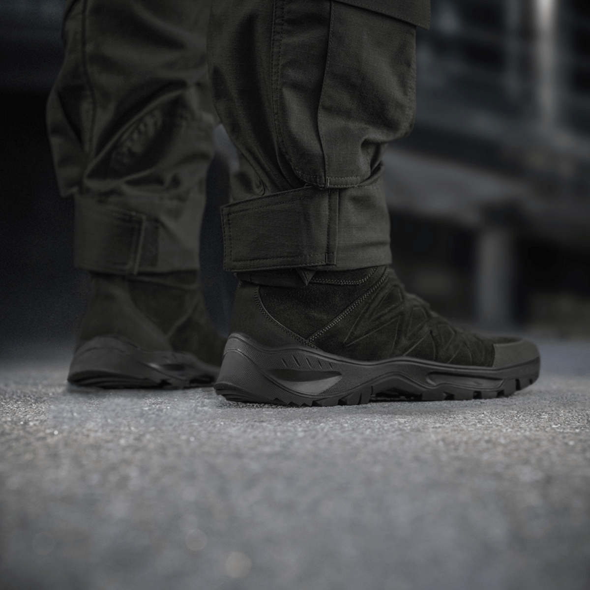 M-Tac Bukser STURM NyCo Extreme Gen.II med taktiske boots i udendørs setting, viser holdbar og funktionel klædning til hårde forhold.