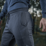 Mand i M-Tac Bukser Stealth Cotton løbebukser i skovmiljø