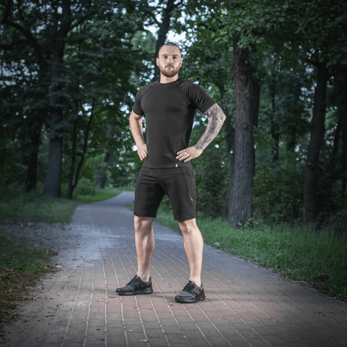 Mand iført M-Tac Shorts Casual Fit Cotton i naturen, viser den behagelige og åndbare pasform. Perfekt til sommer- og aktivt brug.