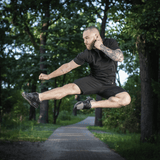 Mand udfører spring iført M-Tac Shorts Casual Fit Cotton i skovmiljø for aktiv brug