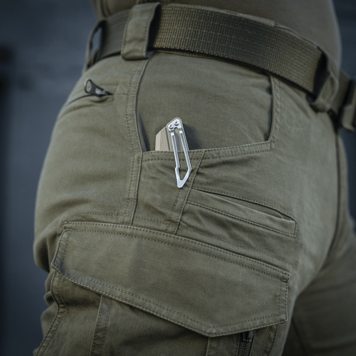 Nærbillede af M-Tac Bukser Patriot Gen.III Vintage med taktiske lommer og klips, ideelle til friluftsliv og arbejde