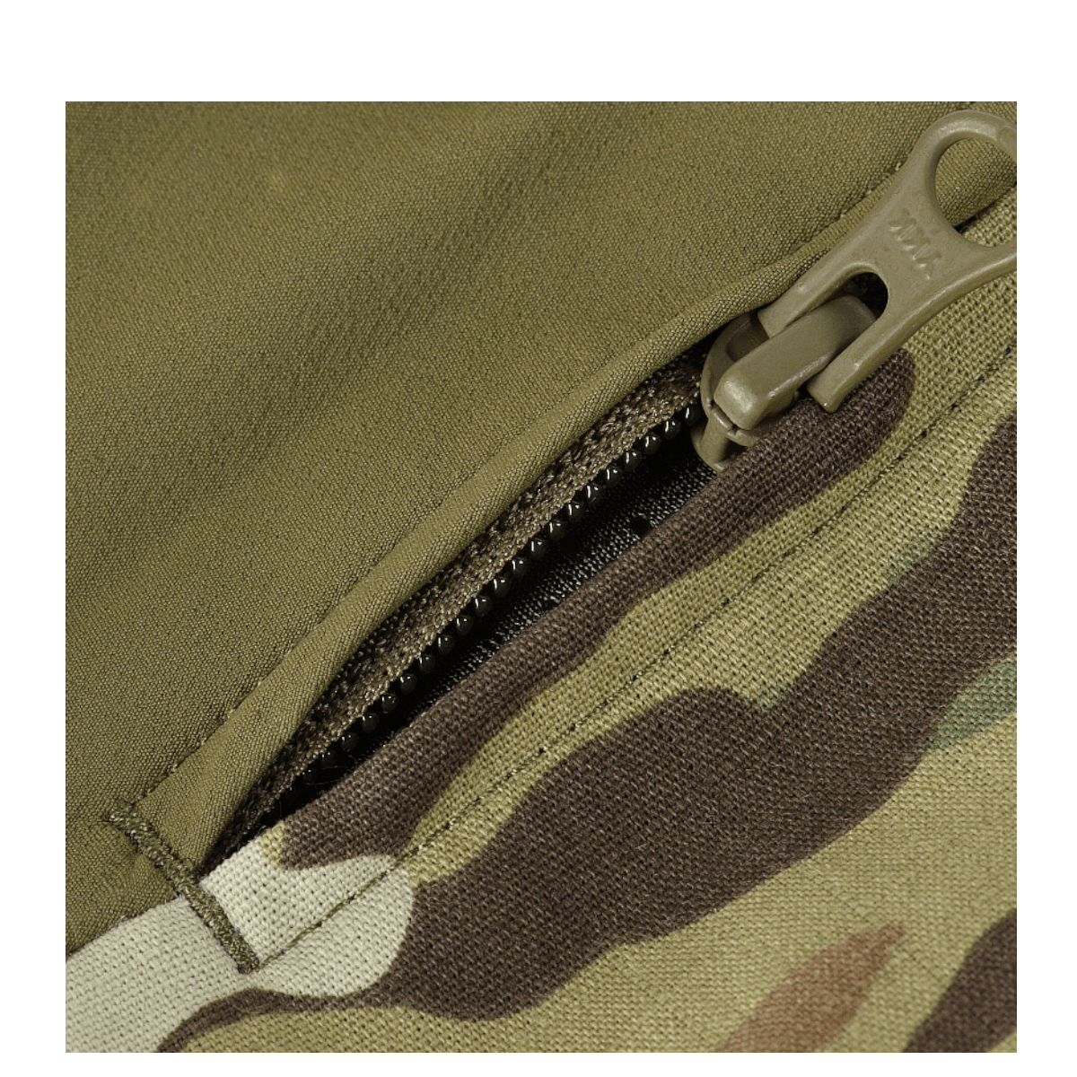 Detalje af M-Tac Bukser Army Gen. II NYCO Extreme med elastisk materiale og lynlåslomme, i holdbart amerikansk NYCO Extreme-stof.