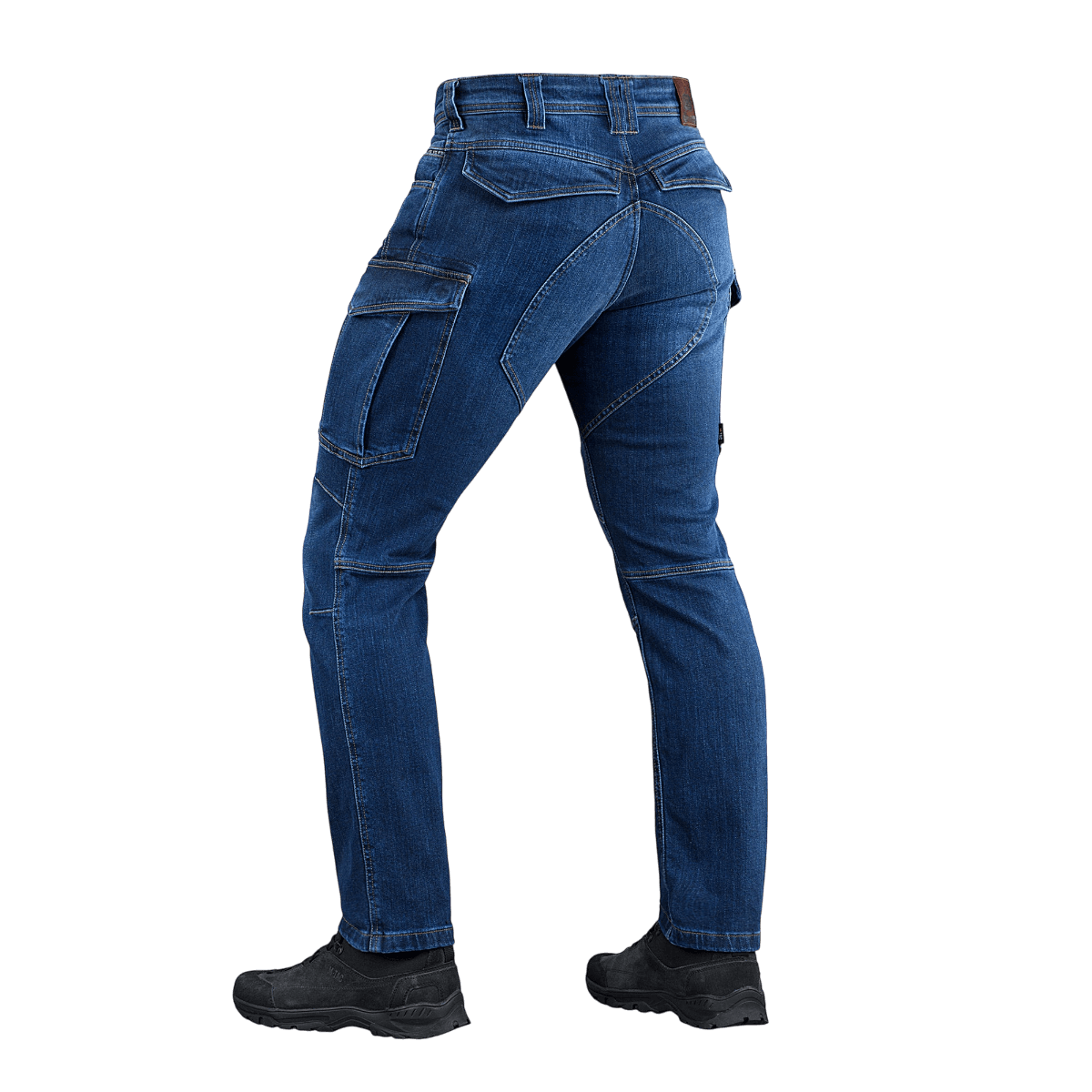 M-Tac Jeans Aggressor i slidstærkt denim med taktiske lommer set bagfra, perfekt til komfort og bevægelsesfrihed.