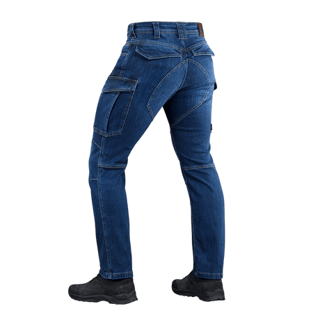 M-Tac Jeans Aggressor i slidstærkt denim med taktiske lommer set bagfra, perfekt til komfort og bevægelsesfrihed.