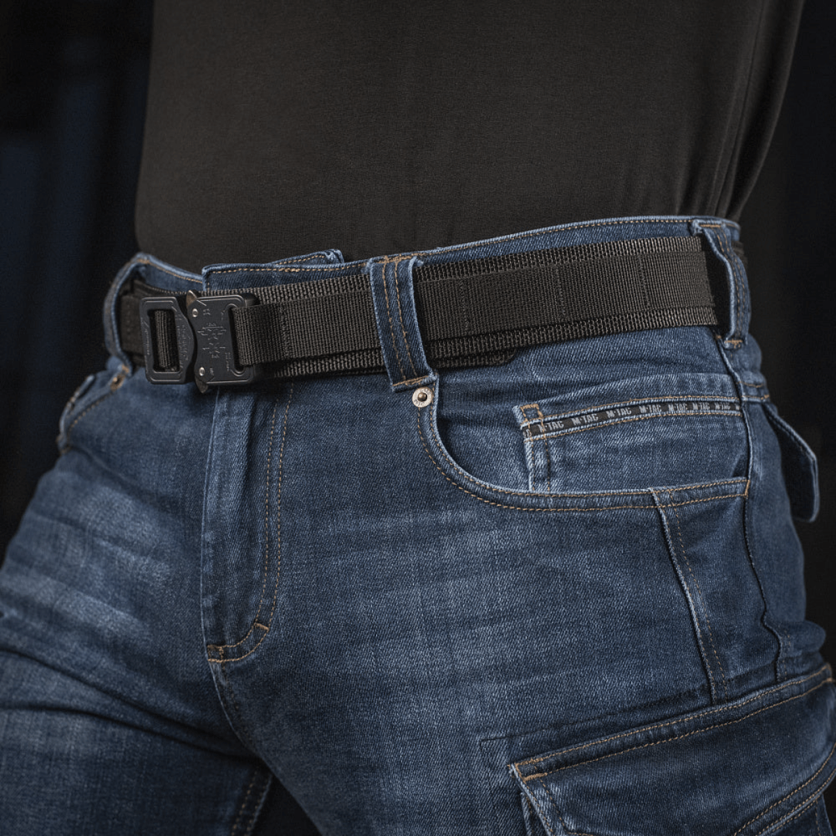 M-Tac Jeans Aggressor i slidstærkt denim med taktiske lommer og robust YKK-lynlås, ideelle til komfort og funktionalitet.