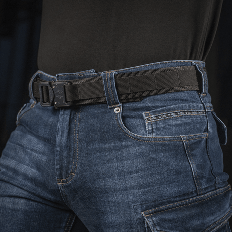 M-Tac Jeans Aggressor i slidstærkt denim med taktiske lommer og robust YKK-lynlås, ideelle til komfort og funktionalitet.