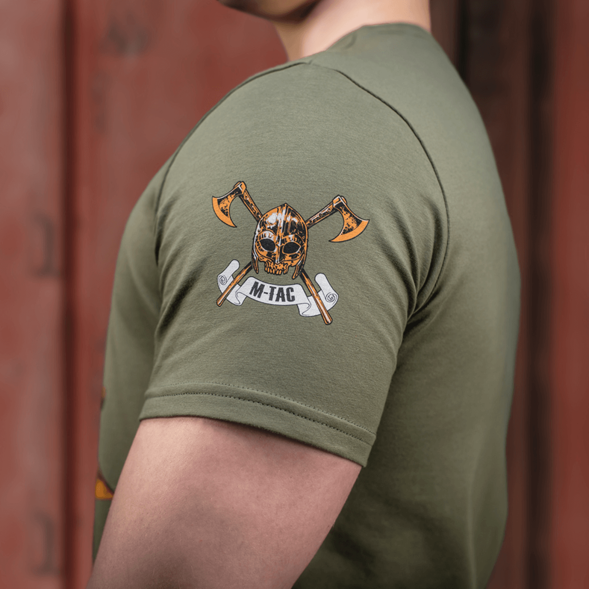 M-Tac T-shirt Viking i olivengrøn farve med vikingemotiv og teksten "Til Valhall". Perfekt til dem med en passion for vikingekultur.