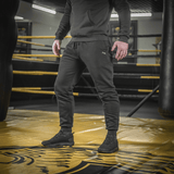 Mand iført M-Tac Bukser Cotton Classic i træningscenter, viser alsidighed og komfort til sport og daglig brug.