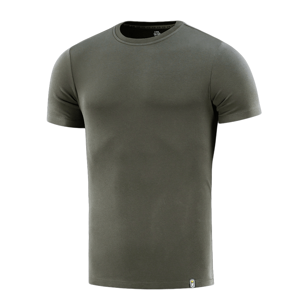 M-Tac T-shirt 93/7 Summer i grøn farve, ideel til sommerbrug på grund af dens lette og åndbare kvalitet, fremhæver silhuetten elegant.