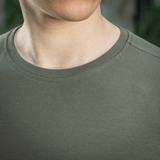 M-Tac T-shirt 93/7 Summer i olivengrøn, tættere på halsudskæringen og materialets elastiske tekstur.