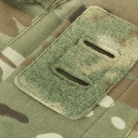 Detalje af M-Tac Jakke Sturm NYCO Extreme i Multicam-mønster, viser slidstærkt NYCO stof og kvalitetsdesign.