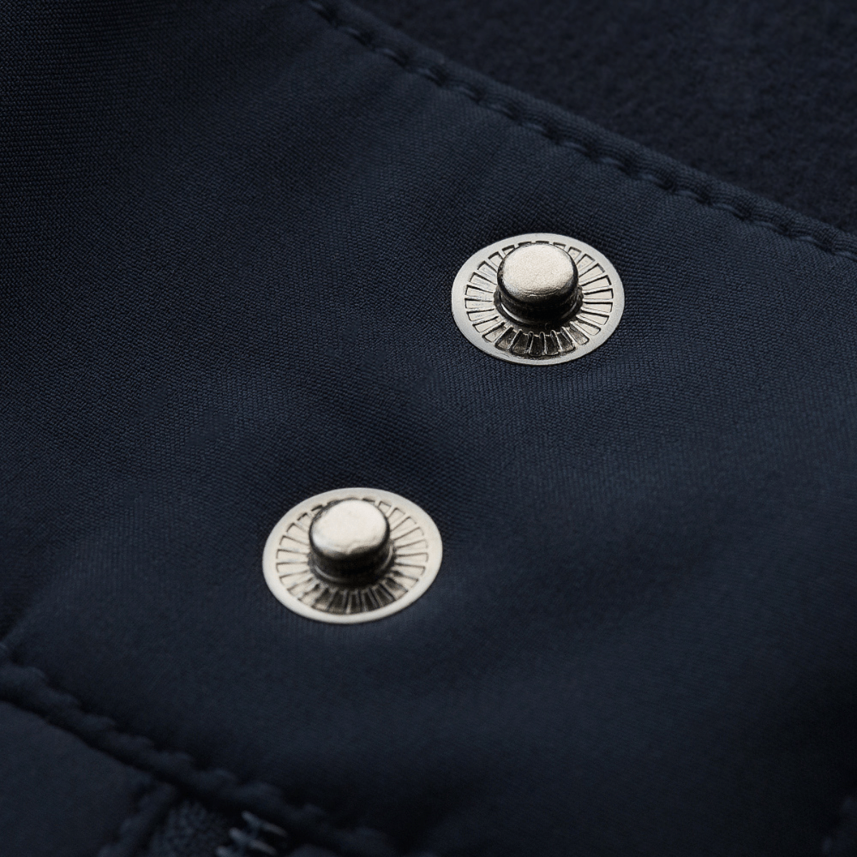 Knappedesign på M-Tac Bukser Soft Shell Vinter med vandafvisende softshell materiale og fleeceforing til vinterbrug.