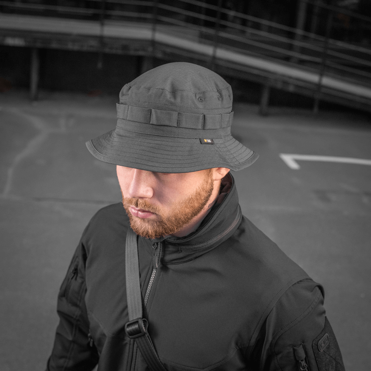 Mand iført M-Tac Panama Rip-Stop hat i army stil med snor og ventilationshuller, inspireret af amerikansk Boonie-model.