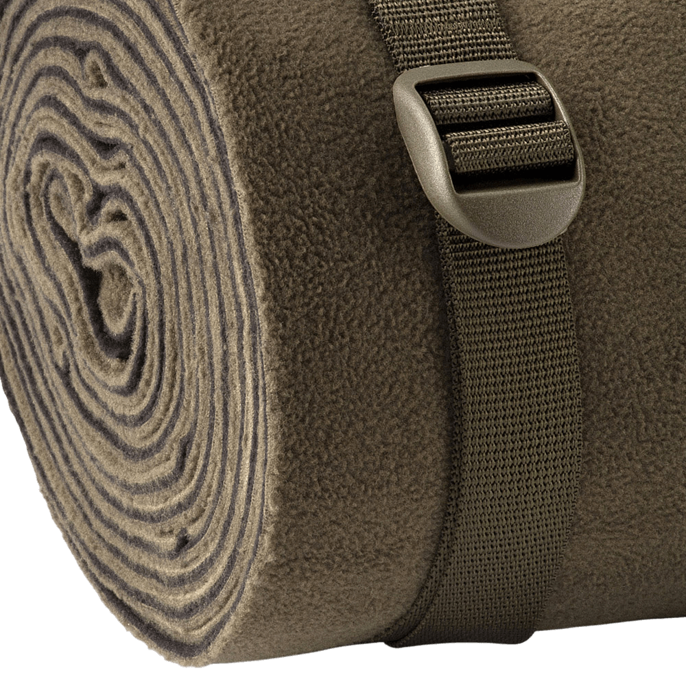 M-Tac Kompressionsrem fastgjort til et sammenrullet tæppe, ideelt til vandreture eller taktisk brug, lavet af robust nylon.