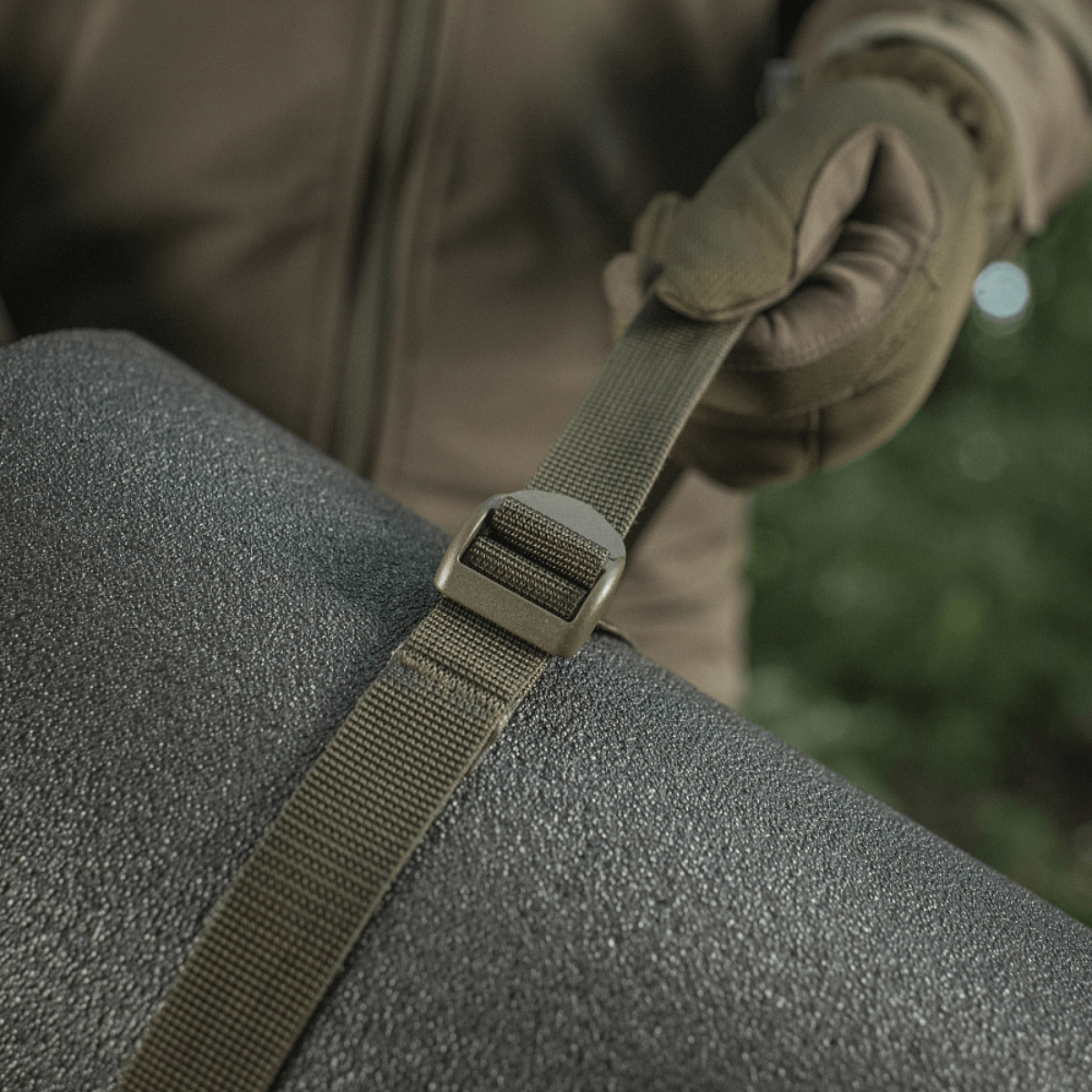 M-Tac Kompressionsrem fastgjort til rygsæk, nylon utility-bælte til ekstra udstyr, holdbart og robust design til vandreture og militærbrug.