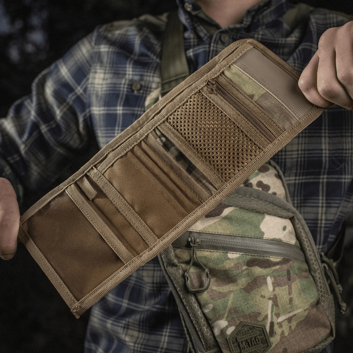 En person viser M-Tac Pung Elite Gen.II med flere rum, lavet af slitstærkt Cordura 500D stof og YKK lynlåse, ideel til kort og kontanter.
