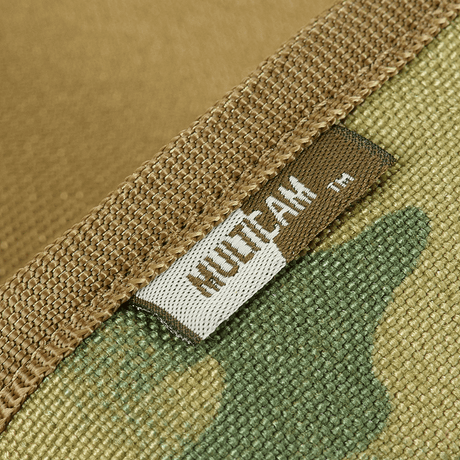 Nærbillede af M-Tac Pung Elite Gen.II fremstillet af holdbar Cordura 500D i camouflage design med stilfuldt logo på fronten.