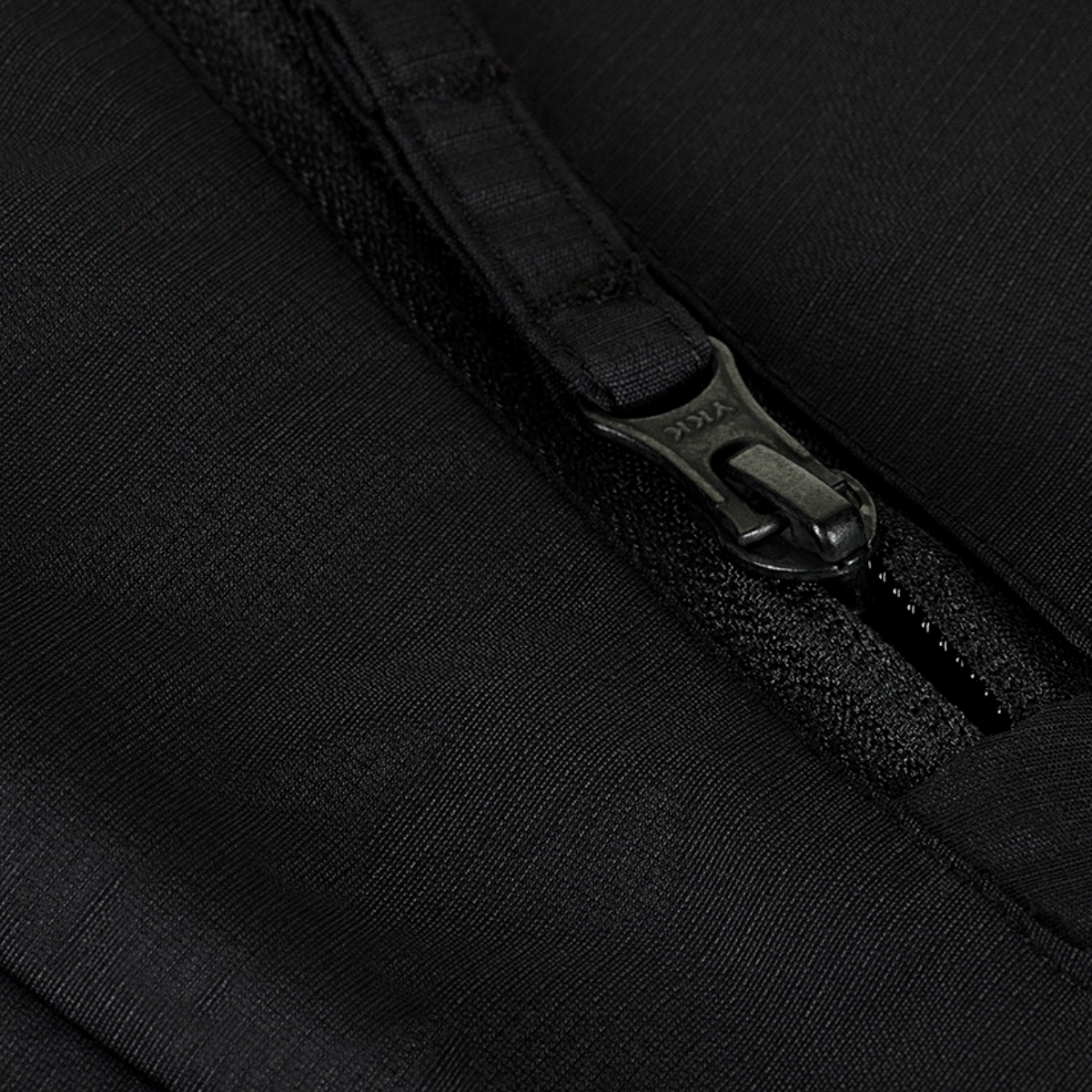 Nærbillede af lynlås på M-Tac Alpha Gen.III Pro Vinterjakke i vandtæt, holdbart materiale.