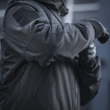 Detaljeret billede af M-Tac Alpha Gen.III Pro Vinterjakke, viser forstærket albueområde og vandtæt nylonkvalitet.