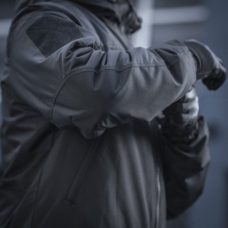 Detaljeret billede af M-Tac Alpha Gen.III Pro Vinterjakke, viser forstærket albueområde og vandtæt nylonkvalitet.