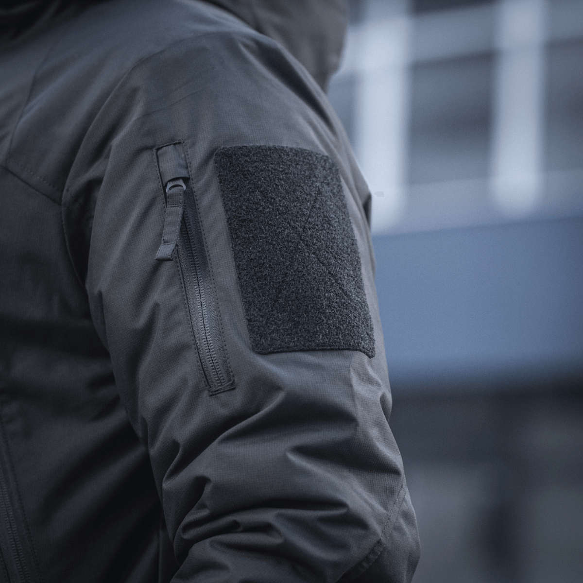 M-Tac Alpha Gen.III Pro Vinterjakke - detalje af jakke med forstærkning på skulder og lynlåslomme, vandtæt og holdbar design.