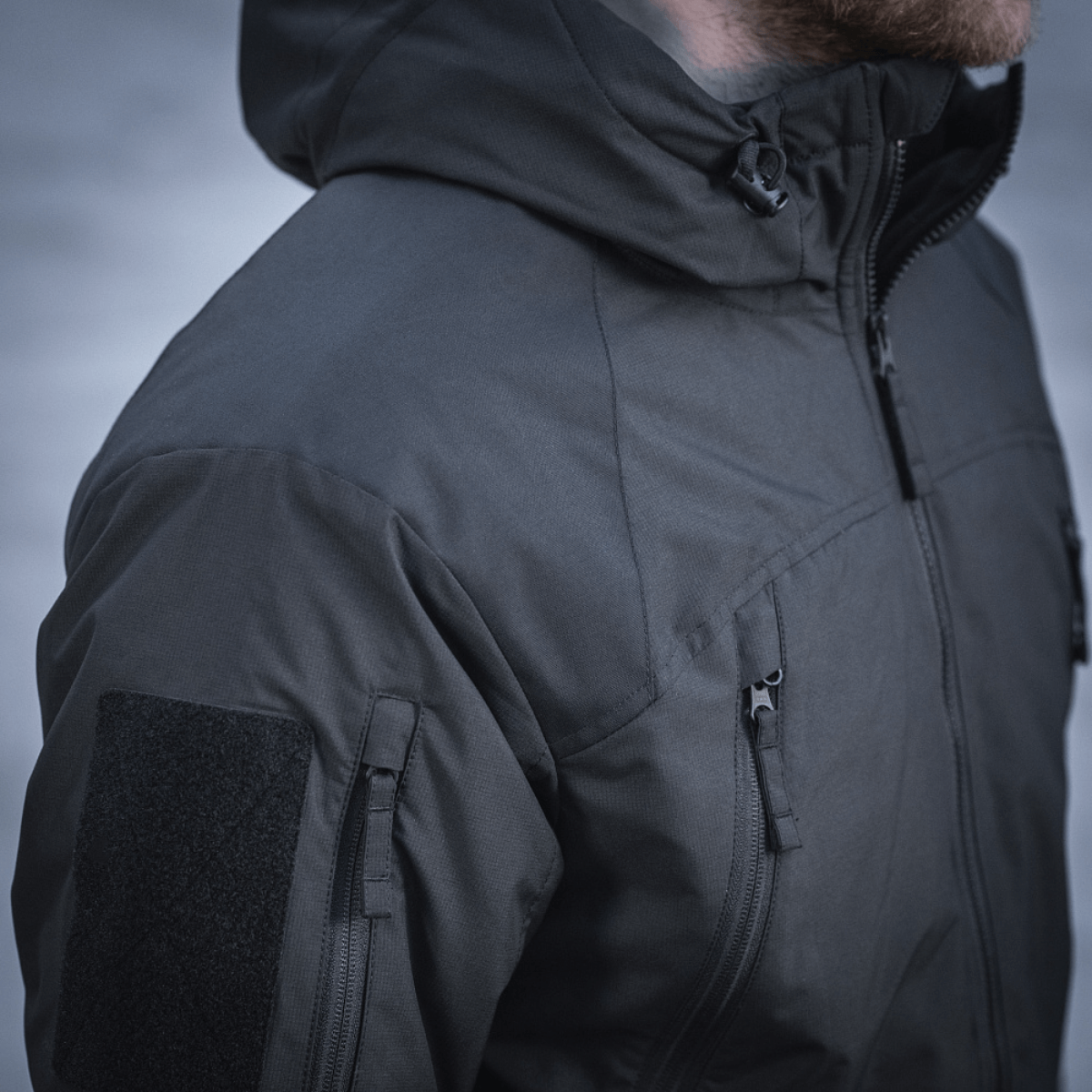 M-Tac Alpha Gen.III Pro Vinterjakke med justerbar hætte og forstærkede områder, sort jakke nærbillede