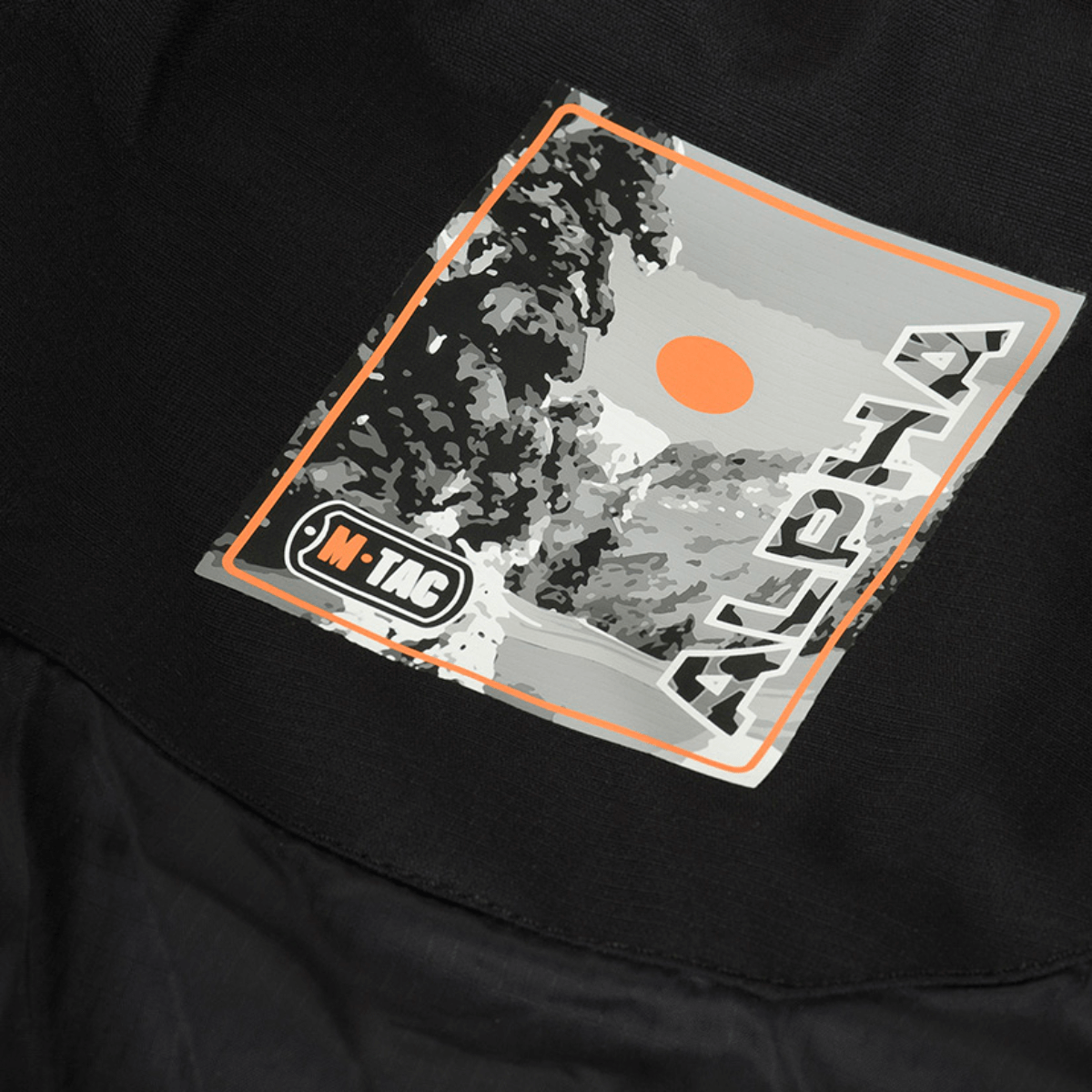 Nærbillede af M-Tac Alpha Gen.III Pro Vinterjakke, der viser mærke med grafik, perfekt til vinterbrug og temperaturer ned til -20° C.