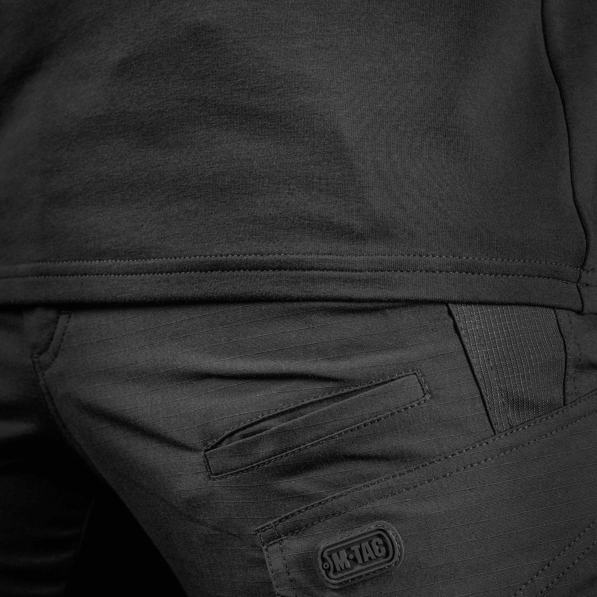 Detalje af M-Tac Raglan Athlete sweatshirt i sort farve med fokus på materialet og syning.