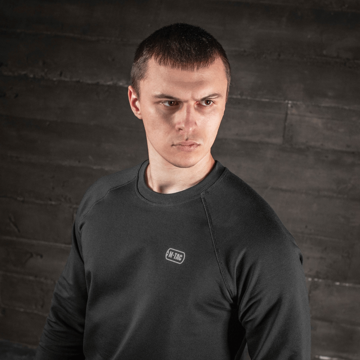 M-Tac Raglan Athlete sweatshirt med rund hals, raglanærmer og logo, perfekt til sport og hverdag, set forfra i sort farve.