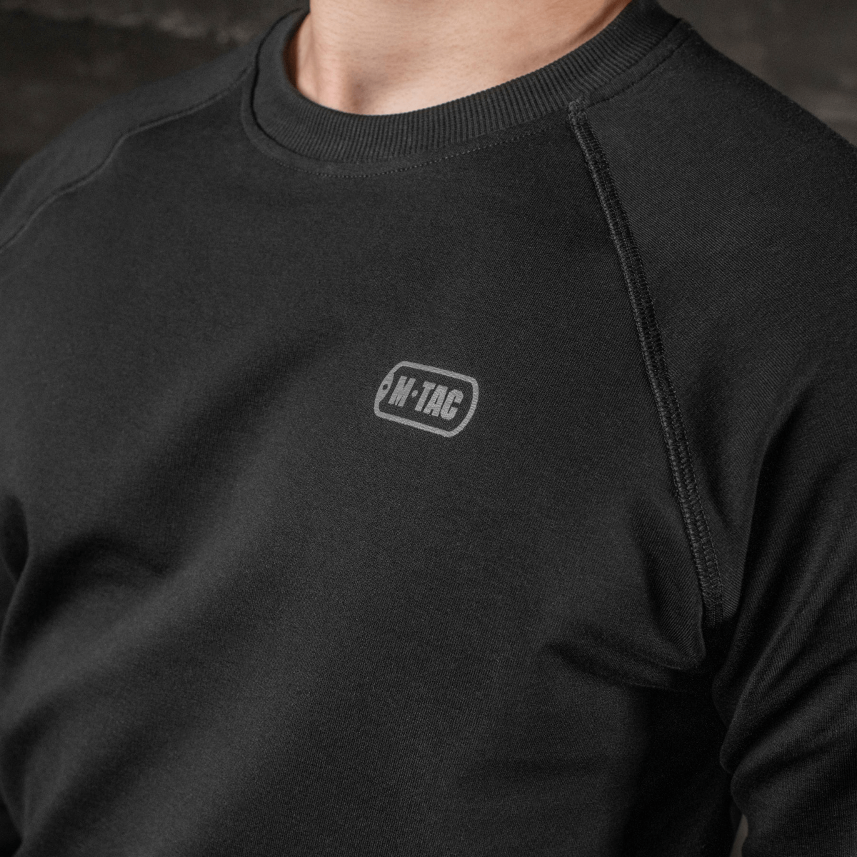 M-Tac Raglan Athlete sweatshirt sort med rund hals og raglanærmer, ideel til sport og daglig brug, viser M-Tac logo.