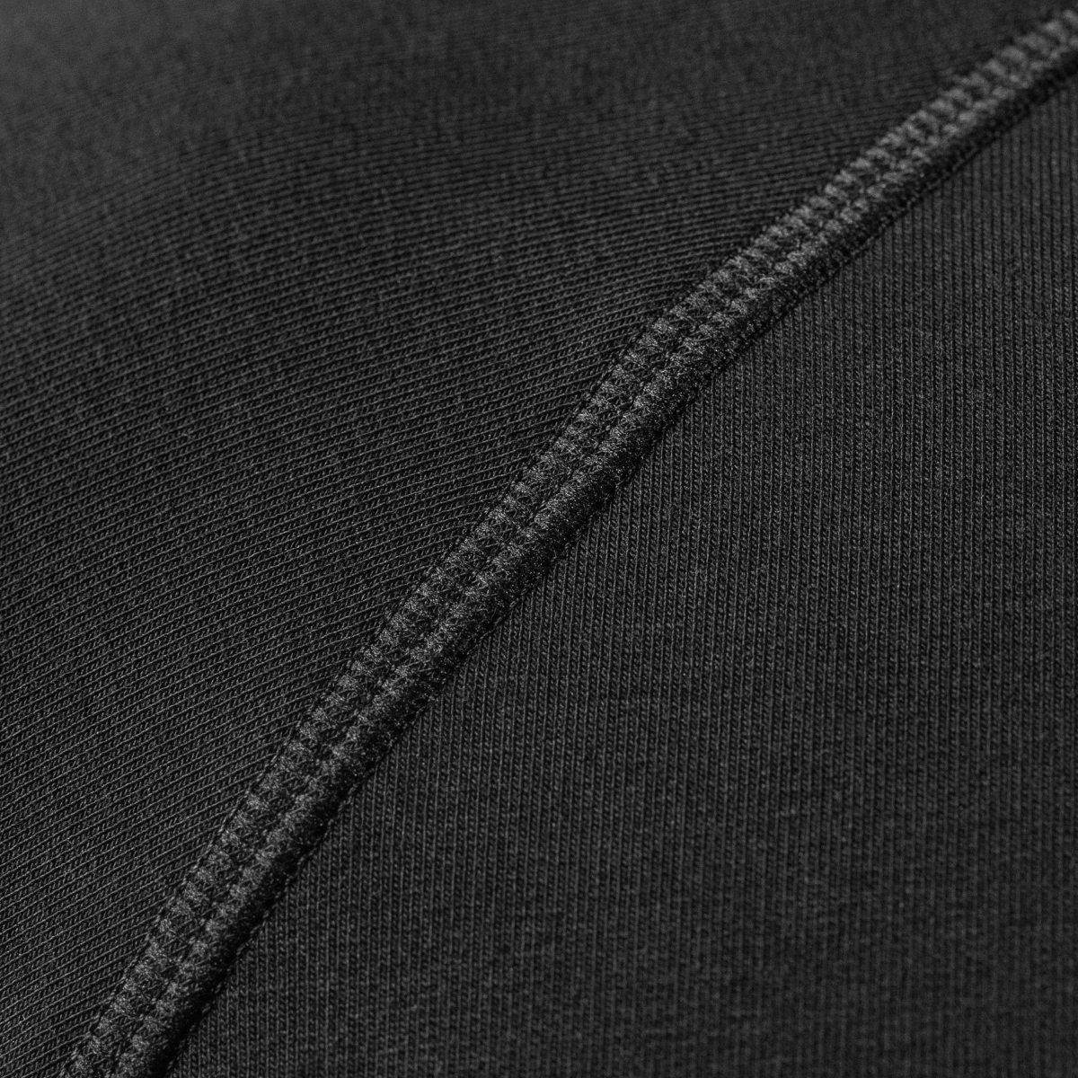 Nærbillede af sort M-Tac Raglan Athlete sweatshirt med raglanærme for bevægelsesfrihed, lavet af 95% bomuld og 5% elastan.