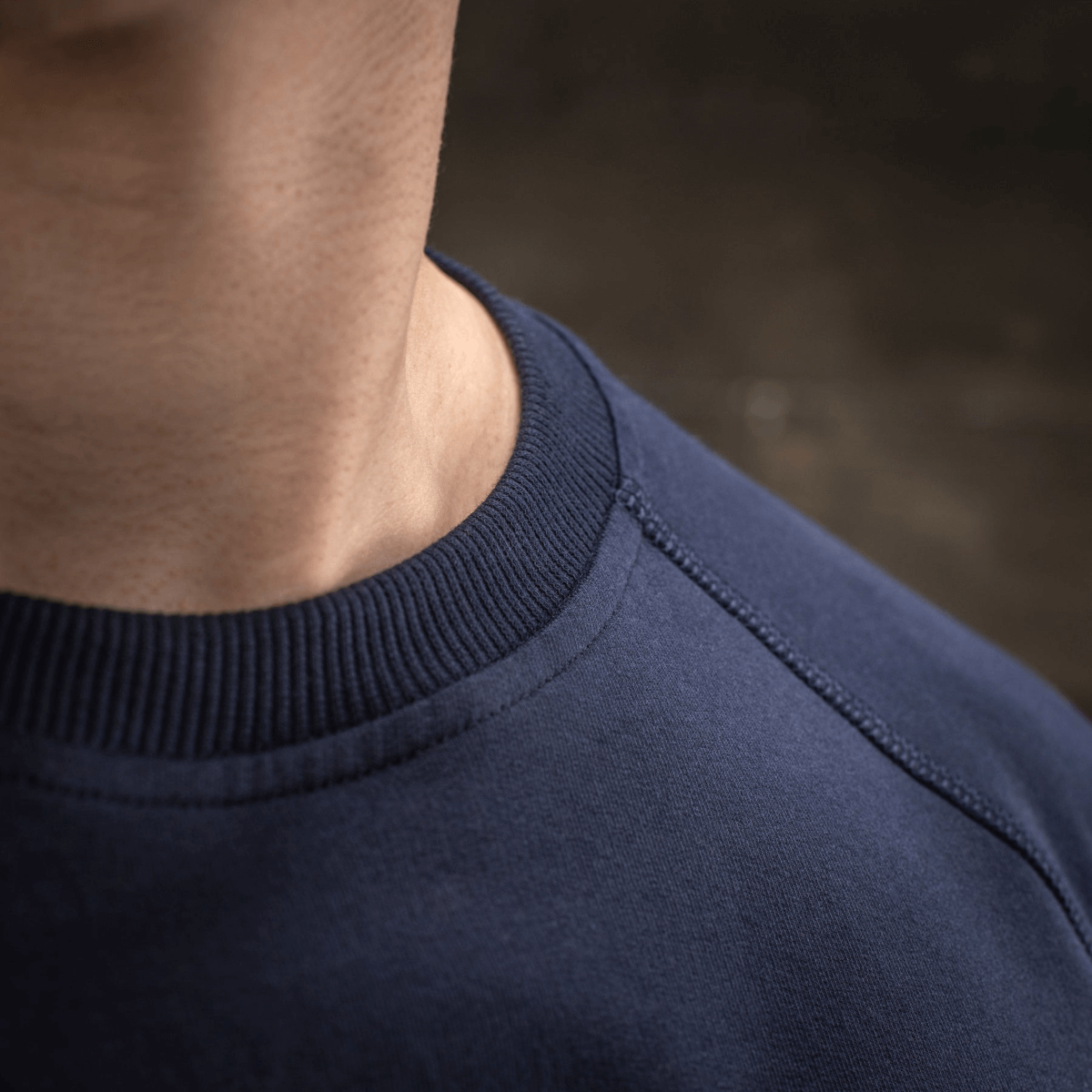 M-Tac Raglan Athlete sweatshirt i navy, viser rund hals og raglanærmer for bevægelsesfrihed, designet til daglig brug og sport "Alt tag must be 140 or less characters"