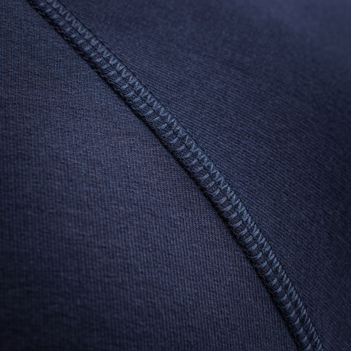 Detalje af M-Tac Raglan Athlete med raglanærme og søm i fokus, lavet af bomuld og elastan, til sport og hverdag.
