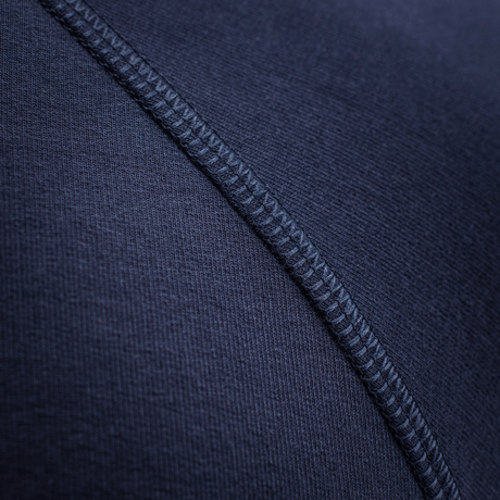 Detaljebillede af M-Tac Raglan Athlete sweatshirt med raglanærmer, der viser sømkvalitet og materialestruktur i marineblå farve.