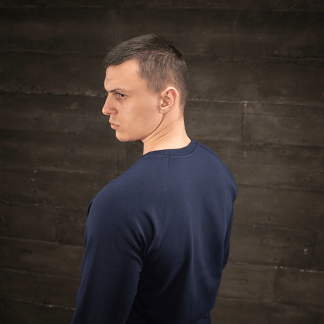 M-Tac Raglan Athlete i navy blå set bagfra, viser raglanærmerne for bevægelsesfrihed til sport eller hverdag.