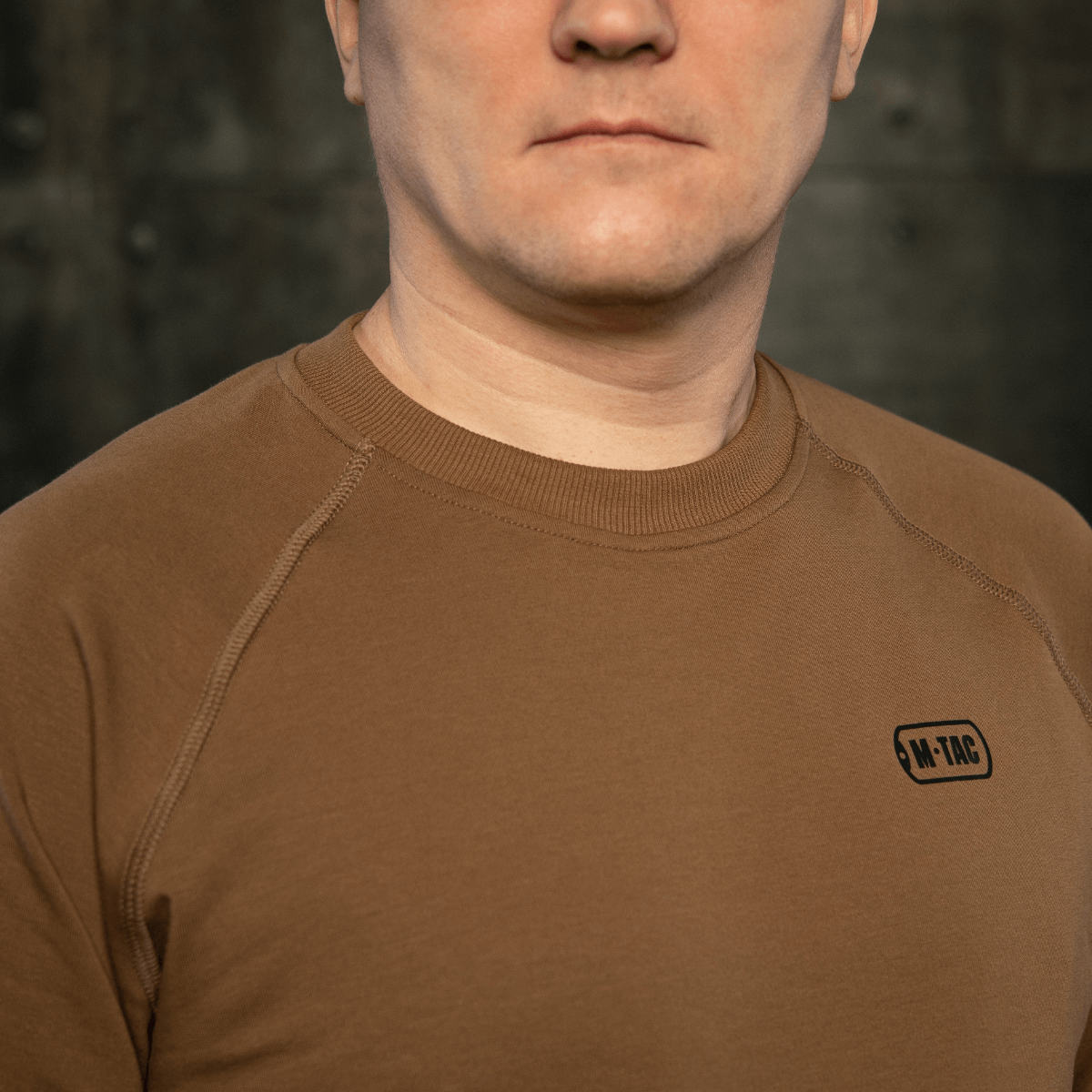 M-Tac Raglan Athlete sweatshirt med rund hals og raglanærmer i coyote farve, perfekt til daglig brug.