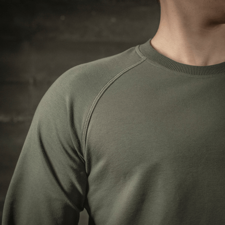 M-Tac Raglan Athlete sweatshirt med raglanærmer i olivenfarve, perfekt til sport og hverdag, lavet af bomuld og elastan.