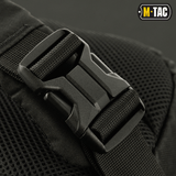Nærbillede af spænde på M-Tac Buckler Taske Elite, taktisk sort taske med Cordura 500D-materiale og MOLLE-system.