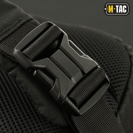 Nærbillede af spænde på M-Tac Buckler Taske Elite, taktisk sort taske med Cordura 500D-materiale og MOLLE-system.