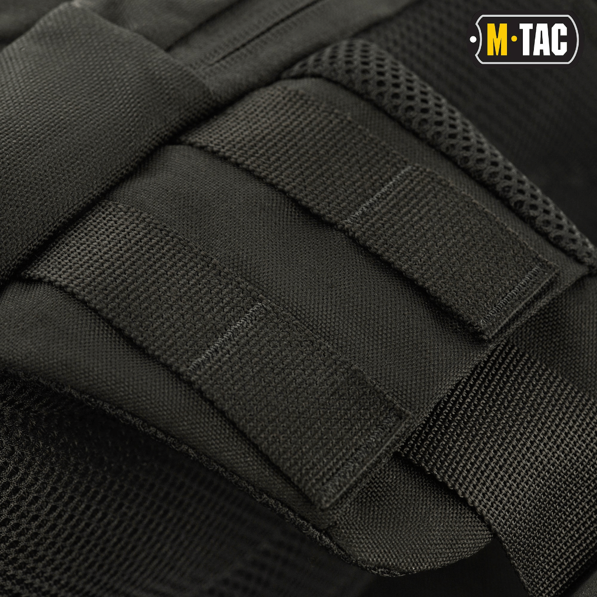 Nærbillede af M-Tac Buckler Taske Elite med MOLLE-system til ekstraudstyr, designet i sort Cordura 500D materiale.